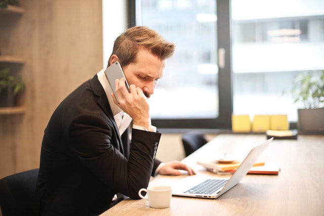 businessman-phone-call-discussion-talking